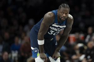 毁灭！兰德尔后场发球被直接抢断 德罗赞两罚全中定胜局