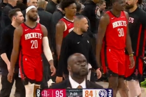 吓人！阿门退防时被理查兹顶倒 头部重重摔倒地板上&下场缓缓