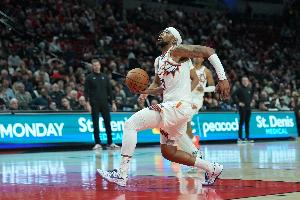 硬汉相碰！古德温&奥科吉争抢篮板倒地 裁判吹停争球后双方仍较劲