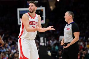 什么操作？申京试图大回环骗犯规&但被布克切掉 反抢又赔上犯规