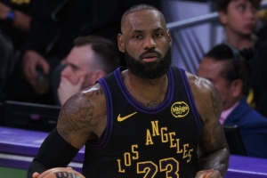 战术上老詹是湖人几号人物？解说：2号！更多扮演梳理者的角色