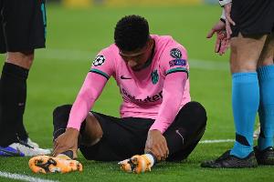 实在没必要！阿劳霍仅1犯规但2黄牌，因此前曾和裁判争执而染黄