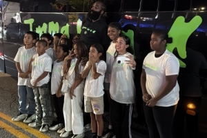 有爱！哈登与14位小球迷赛前合影 所有人皆上脚“哈登10代”