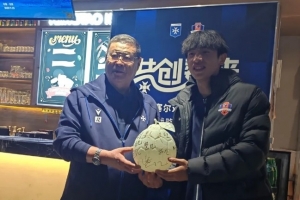 寄托殷切期望！魏祥鑫正式留洋后，犀旺赠送其“柚子足球”