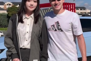 蒿俊闵代表华中科技大学上场踢汉超，这脚法和球商依旧顶级