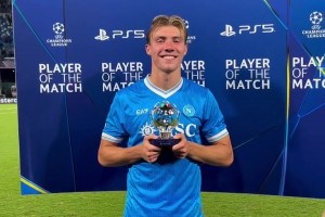 曼联出品必属精品！霍伊伦当选全场领取奖杯