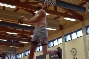 又伤了？？湖人前锋克莱伯休赛期训练，还在秀大风车暴扣呢…