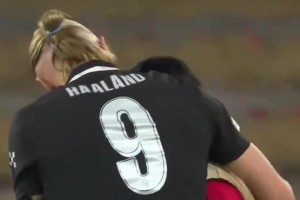 邦马蒂现场观看巴萨的欧冠比赛，这颜值确实不错啊