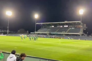 叫塞蒂恩过来！国安球员赛后谢场，面对远征球迷被疯狂骂