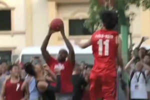 亲民！詹姆斯此前中国行与大学生球迷同场比赛 展示素质暴力劈扣