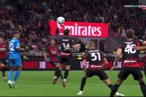 逆天滞空！C罗的头球艺术