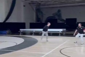 终于续约了！库明加此前没有参加勇士的迷你训练营，自己单练！