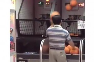 卧槽，这是开挂？大爷：投篮不是有手不就行了嘛？