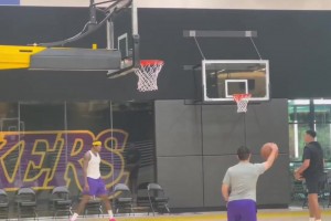 大哥这变向练得炉火纯青了啊，过人真是随便过了！