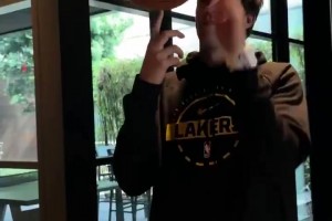 谁更胜一筹？湖人队员们转球挑战