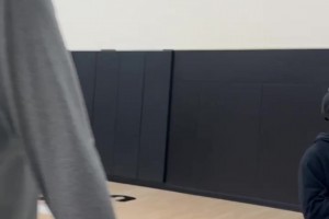 这手活实在太柔和了！杨瀚森队内训练，两人包夹下反手上篮命中！