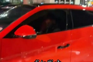 东契奇的生活也是很无聊的，独自在兰博基尼里刷手机