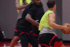 新赛季能顶控卫不？火箭探花谢泼德可以啊，都能单吃KD了~