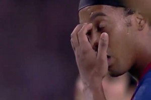 当年被梅西这一幕惊呆！连过2人2次，真·犯罪现场