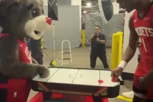 阿门跟火箭熊玩桌球游戏 凭借着出色的防守赢得比赛~