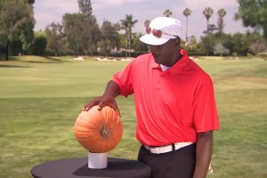 看看乔丹的大手有多离谱：单手轻松抓起一个南瓜！小卡能否一战？