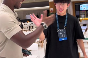 辽宁女球迷面向北京球迷高举围巾挑衅，北京球迷标准化口号回敬