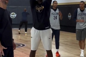 你俩又搁这打情骂俏！约基奇打趣：烦死戈登了，不想和他打球