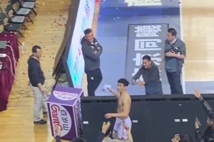 身材太棒了！名场面：林葳赛后送球衣遭球迷疯抢！