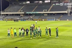 冲球迷竖中指！杨立瑜谢场提前离开引球迷不满被骂，竖中指回应