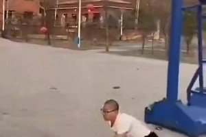 卧槽，这一脚踹得这么狠，这是有个人恩怨吧？