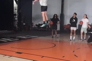 哥们人形火箭啊！轻轻一跳俯瞰篮筐了