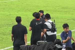 对比国内裁判就是碾压！徐正源赛后握手致谢本场裁判