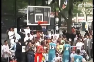 2002年，心高气傲的科比独闯洛克公园，轻松虐翻全场