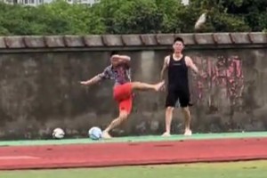 苏超火爆！江苏小伙看到足球就忍不住了，网友：本以为是高手