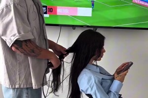 旺达和小男友在路上被记者采访：你俩还像之前那样爱对方嘛~