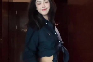 哥俩好！大瓦想牵小瓦的手结果被拒绝哈哈！