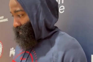 太老实了！杨瀚森全神贯注盯着啦啦队的动作，并认真模仿跳了起来