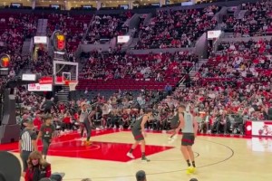 一柱擎天！杨瀚森篮下对克林根送上大帽，随后过来又策应助攻队友得分！