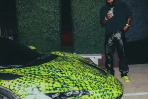 熟悉的味道！哈登球鞋同款配色法拉利现身《首发五虎》首映礼