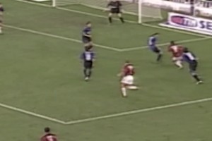 卡卡在12年前米兰德比中的这粒进球，真的令人难忘