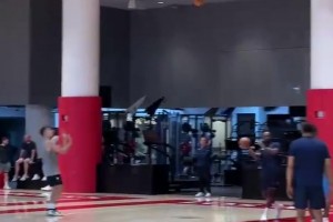 啊这？杨瀚森篮下卡位遭到克林根肘击，倒地后缓缓起身！