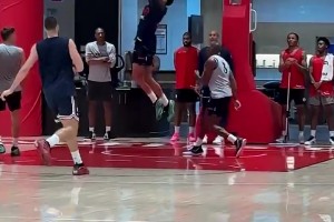 吃饼吃爽了！哈登突破后妙传底线的科林斯，后者轻松双手背扣！