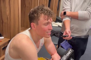 单臂炸裂补扣！克内克特盛赞：布朗尼已经不是头一回这么扣了，太漂亮了！