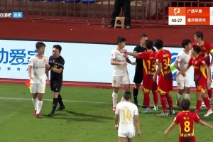 引发不满！铜梁龙球员把对方撞伤后摊手表示无辜，裁判挡在中间