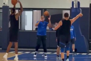 真准啊！克莱和拉塞尔在训练后进行三分PK