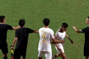 重庆铜梁龙球员黄希扬疑似对对方日本主帅说八嘎呀路