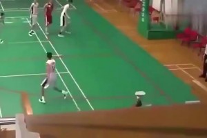 大姐这是练过？抱着娃单手轻松扔进三分