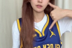 素颜的颜值也这么能打？NBA女主播炼炼晒球衣变装