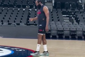 对手要怎么防？杜兰特大幅度变向突破，助攻空切的阿门暴扣