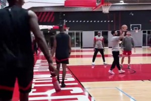 杜兰特在火箭过的第一周，应该相当开心吧！